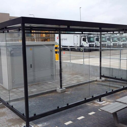Rookoverkapping Myla 190 Rokersoverkapping 4x2m geleverd en gemonteerd op bedrijfsterrein